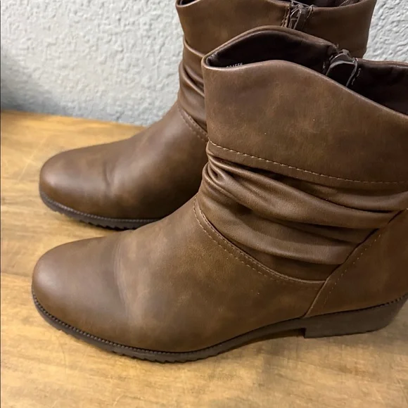 Cliffs by White Mountain Tan Ankle Booties size 10 - Picture 2 of 7